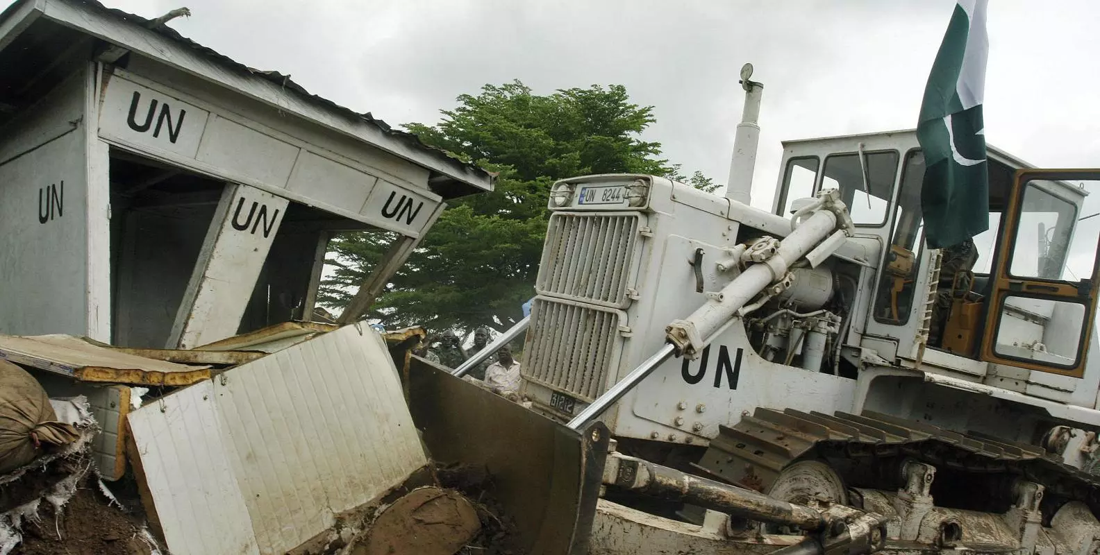 The dismantling of the Zone of Confidence in Tiebissou, Côte d'Ivoire. UN Photo/Ky Chung.